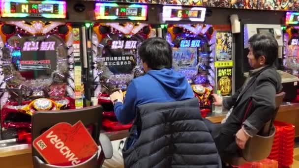 Tokyo Japão Março 2018 Homens Japoneses Jogando Pachinko Loteria Jogo — Vídeo de Stock