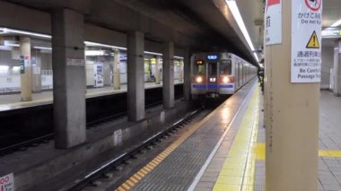 Tokyo, Japonya - Mart 2018 - Yeraltı Metro İstasyonu'na Tokyo, Japonya, Asya'nın içine gelen tren. Japon bekleyenler platformu ve Asya commuters seyahat saatinde