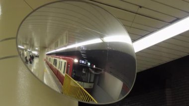 Tokyo, Japonya - Mart 2018 - ayna Higashi-ginza Metro İstasyonu'na Tokyo, Japonya, Asya bırakarak bir metro yansıtan