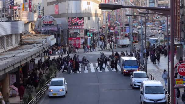 東京都 2018 月忙しい人やラッシュアワー時上野駅東京 アジアの近くに通りを渡って日本の歩行者 — ストック動画
