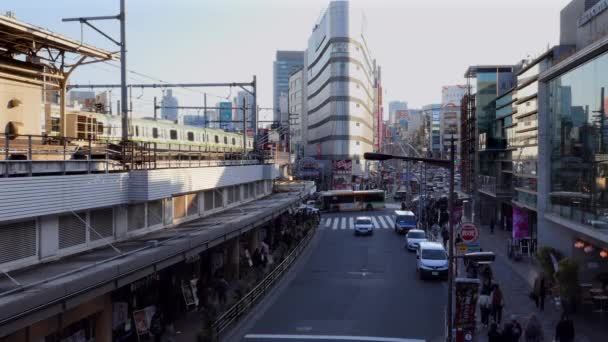 日本东京 2018年3月 日本人民步行 火车在铁路和街道交通与汽车在上野 驻地附近在东京 — 图库视频影像