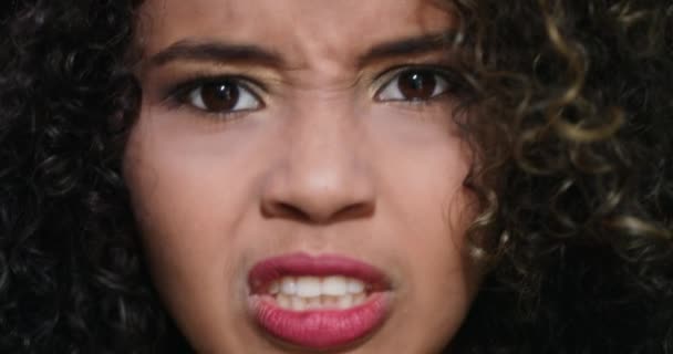 Expresiones faciales de la joven mujer negra en la pared de ladrillo — Vídeo de stock
