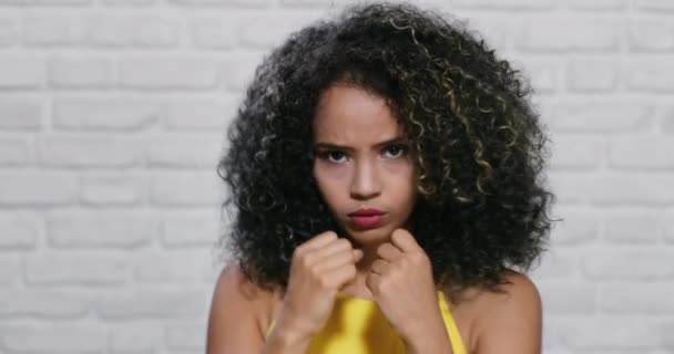 벽돌 벽에 젊은 흑인 여자의 얼굴 표정 — 비디오