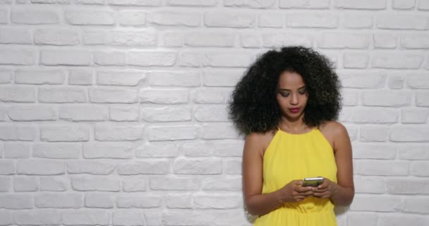 Expresiones faciales de la joven mujer negra en la pared de ladrillo — Vídeos de Stock