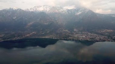 Magreglio, Lake Como, İtalya uçan uçak. Gökten, arka plan Alpler'de görülen büyüleyici İtalyan köyünün havadan görünümü