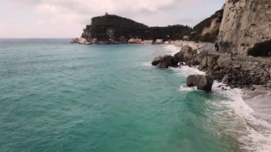 Baia dei Saraceni Varigotti, Liguria, İtalya için üzerinde uçan uçak. Büyüleyici İtalyan Deniz Köyü ve gökten gördün mü eski anıt havadan görünümü