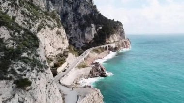 Noli ve Varigotti, Liguria, İtalya arasında uçan uçak. Sürüş Ss1 Aurelia yolda araba ile Kuzey İtalya kıyılarını havadan görünümü
