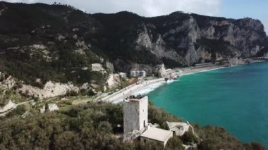 Baia dei Saraceni Varigotti, Liguria, İtalya için üzerinde uçan uçak. Büyüleyici İtalyan Deniz Köyü ve gökten gördün mü eski anıt havadan görünümü