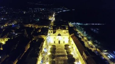 Pietra Ligure, Liguria, İtalya uçan uçak. Büyüleyici İtalyan Deniz şehir ve gökten geceleri gördün Kilisesi havadan görünümü