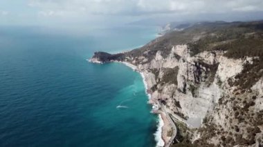 Noli ve Varigotti, Liguria, İtalya arasında uçan uçak. Manzara, deniz, dağlar ve gökten görülen yol ile Kuzey İtalya kıyılarını havadan görünümü