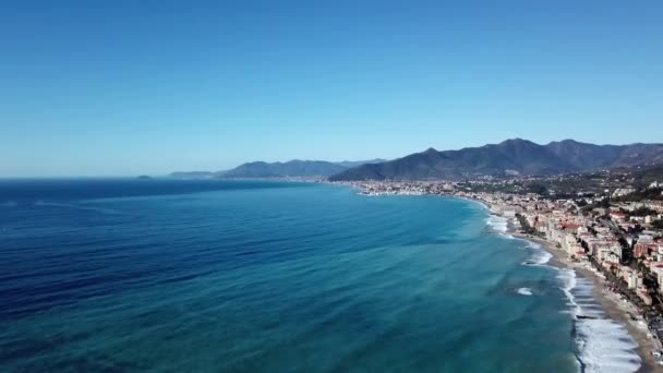 ピエトラ リーグレ リグーリア州 イタリア上空を飛行ドローン 魅力的なイタリアの海の町と空から見る海岸の空撮 — ストック動画