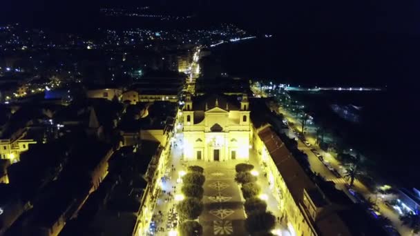 飞机飞越意大利彼特拉古雷 鸟瞰意大利海镇和教堂从天上看到的夜晚 — 图库视频影像