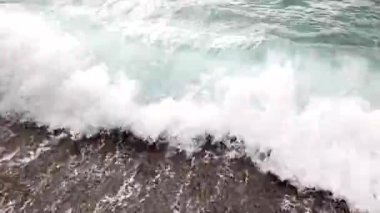 Kırma çakıl plaj dalgalar deniz. Sahil ve beyaz köpük dalga boyunca okyanus su