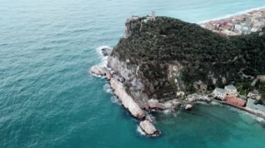Baia dei Saraceni Varigotti, Liguria, İtalya için üzerinde uçan uçak. Büyüleyici İtalyan Deniz Köyü ve gökten gördün mü eski anıt havadan görünümü