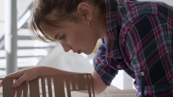 Mulher trabalhando como arquiteto modelo de habitação de construção Mock-up — Vídeo de Stock