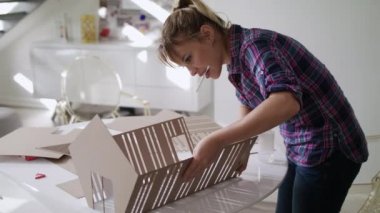 Model Mock-up konut mimar bina olarak çalışan kadın