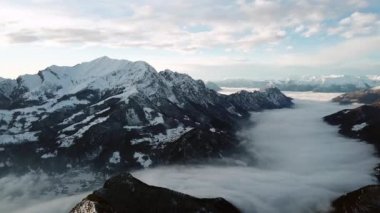 Piani di Bobbio Como Gölü, Kuzey İtalya yakınındaki üzerinde uçan uçak. Havadan görünümü gökten gördün İtalyan Alplerinin ortasından geçiyordu. Alp yatay, kar kış