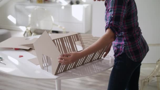 Frau arbeitet als Architektin und baut Wohnmodell-Attrappe — Stockvideo