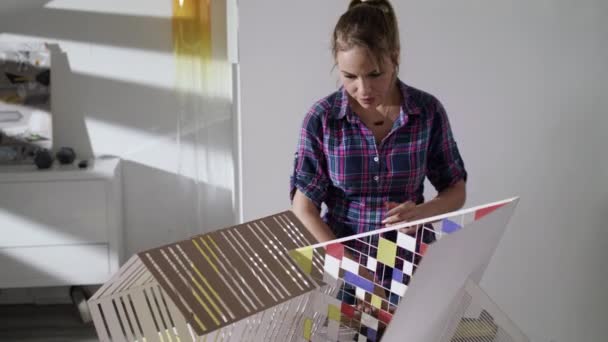 Жінка працює архітектором будівля житло модель макет — стокове відео