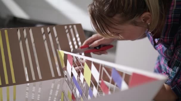 Žena pracuje jako architekt stavební pouzdro modelu maketa — Stock video