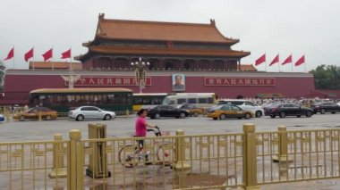 Beijing, Çin - Temmuz 2017 - otomobil ve trafik giriş kapısı'nın yasak şehrinin Tiananmen Meydanı, Pekin, Çin, Asya yakın: