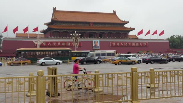 Πεκίνο Κίνα Ιουλίου 2017 Αυτοκίνητα Και Την Κίνηση Κοντά Πύλη — Αρχείο Βίντεο