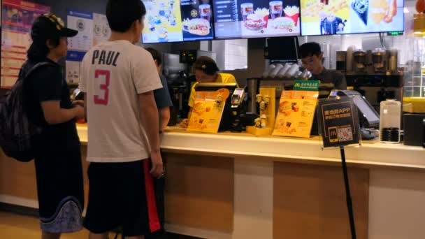 2017年7月 麦当劳快餐店在北京市中心 中国人和游客们在晚餐时买汉堡 — 图库视频影像