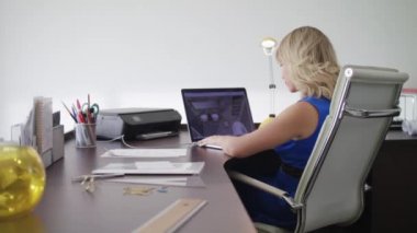 Bilgisayarda 3d Render yapıyor mimar olarak çalışan kadın