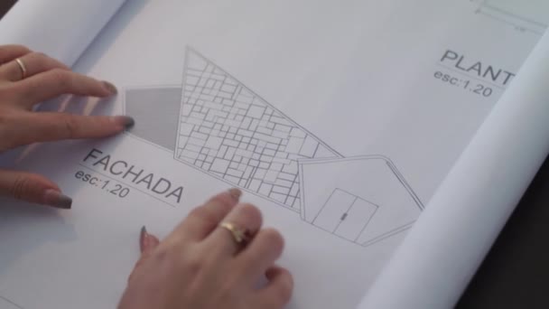 Vrouw die werkt als Architect lezing blauwdruk woningbouw Project — Stockvideo