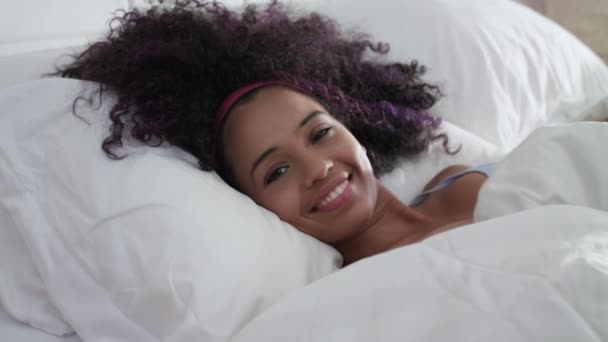Hermosa adolescente hispana feliz despertando y sonriendo a cámara lenta — Vídeo de stock
