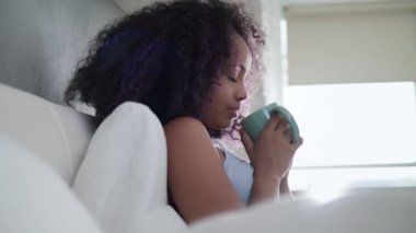 İçme kahve yatak kamera yavaş hareket gülümseyen kız