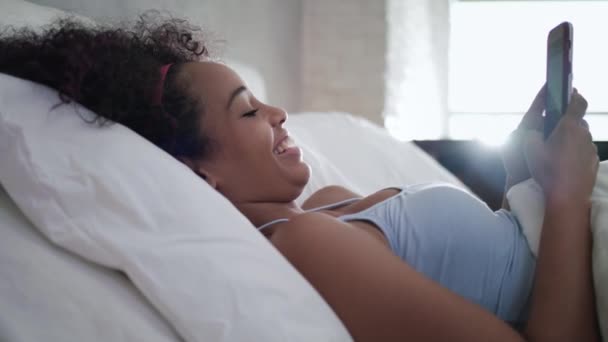 Adolescente che utilizza Smartphone per Internet a letto a casa — Video Stock