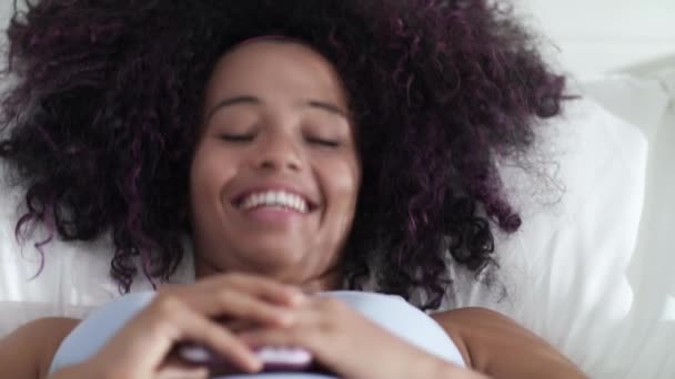 Nero ragazza scrittura amore messaggio su cellulare in letto — Video Stock