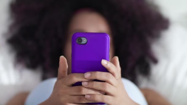 Молодая женщина использует смартфон и болтает с другом — стоковое видео
