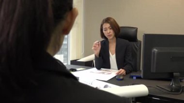 Çalışan executive Office Asya insanlar. Japon iş kadın kurumsal studio çalışma. Başarılı işkadını iş görüşmesi için toplantı sırasında sekreter için konuşuyor