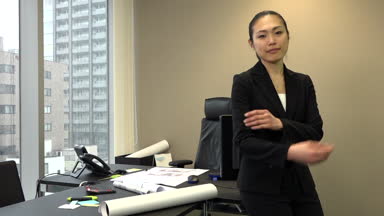 Şirket ofisinde çalışan Asya insanlar portresi. Kurumsal Studio'da gülümseyen güzel Japon iş kadını. Kendine güvenen işkadını ve mutlu kadın Yöneticisi. Ağır çekim