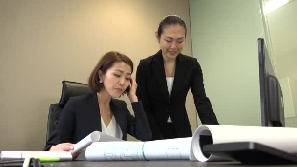 Asiáticos Trabalham Escritório Arquitecto Mulheres Negócios Japonesas Trabalhando Estúdio Engenharia — Vídeo de Stock