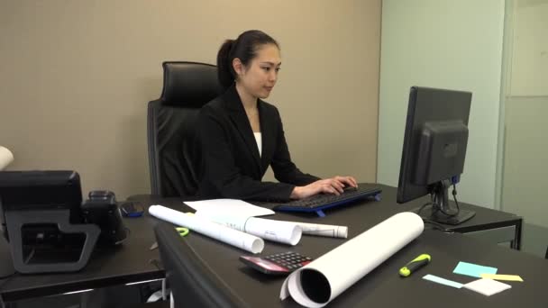 忙碌的亚洲人在执行办公室工作 美丽的日本商务女性在公司工作室使用计算机 成功的女企业家和女性经理 — 图库视频影像