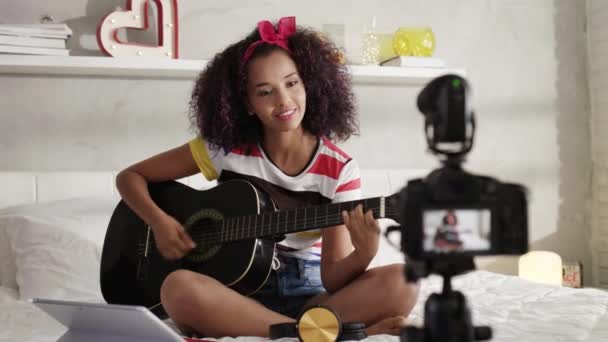 Mulher Girving classe de guitarra na Internet com vídeo Tutorial — Vídeo de Stock