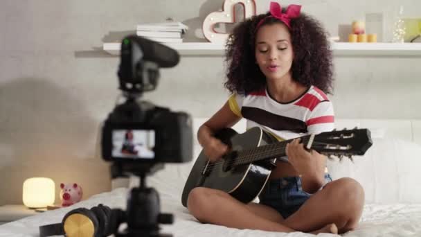 Frau besucht Gitarrenkurs im Internet mit Video-Tutorial — Stockvideo
