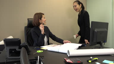Küçük Asya insanlar office içinde işte. Japon iş kadınları Studio çalışma. Gülümseyen ve kahve molası sırasında konuşurken iki mutlu arkadaşları