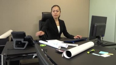Executive Office çalışan meşgul Asya insanlar. Güzel Japon iş kadın kurumsal Studio bilgisayarla çalışma. Kendine güvenen işkadını ve Evet kadın Yöneticisi