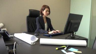 Executive Office çalışan mutlu Asya insanlar portresi. Güzel Japon iş kadını bilgisayar Studio ile çalışma. Başarılı işkadını ve kameraya gülümseyen kadın Yöneticisi