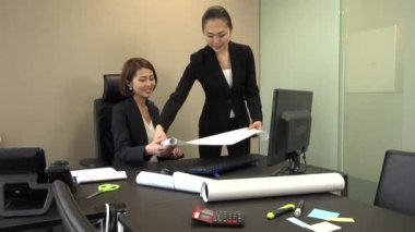 Çalışan mimar Office Asya insanlar. Japon iş kadınları mühendis studio çalışma. İş kadını ve ev planları toplantı sırasında arıyorum yardımcı ekibi