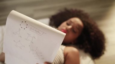 Kimya okul ödevim için endişeli öğrenci