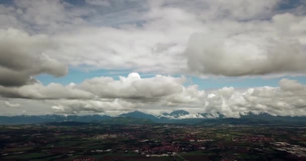 一架无人驾驶飞机飞越位于意大利伦巴第米兰东部的 意大利高度发达地区鸟瞰从天空看 与阿尔卑斯在背景 — 图库视频影像