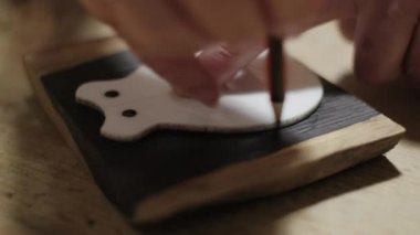 İspanyol kadın dükkanda lavta imalatçısı olarak çalışıyor. Atölyede çalışan ve kastanet yapan bir bayan. İspanya 'da geleneksel flamenko dansı için müzik aleti. Elleri araçla kapat