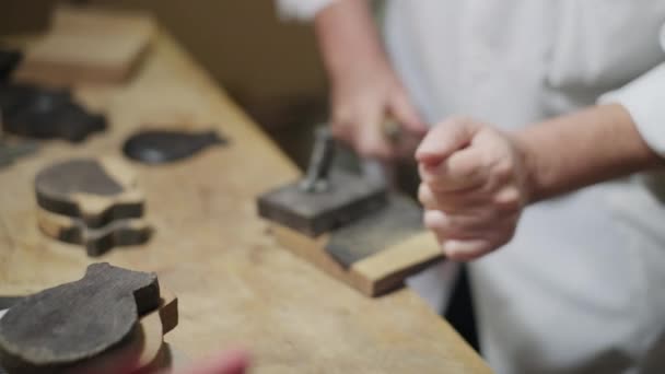 Donna Spagnola Che Lavora Come Liutaia Negozio Signora Lavoro Laboratorio — Video Stock