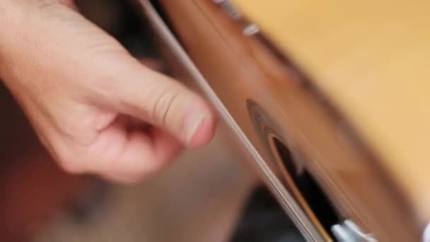Gitarzysta gra na gitarze klasycznej do muzyki flamenco w hiszpańskim sklepie — Wideo stockowe
