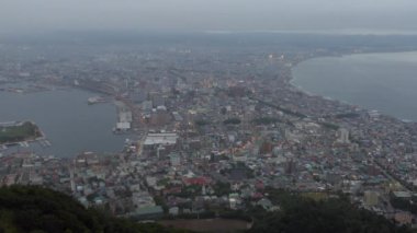 Hakodate Dağı 'ndan Hakodate, Hokkaido, Japonya, Asya manzarası. Japon şehir manzarası gün batımında, deniz ve okyanusla birlikte Asya şehri alacakaranlıkta.